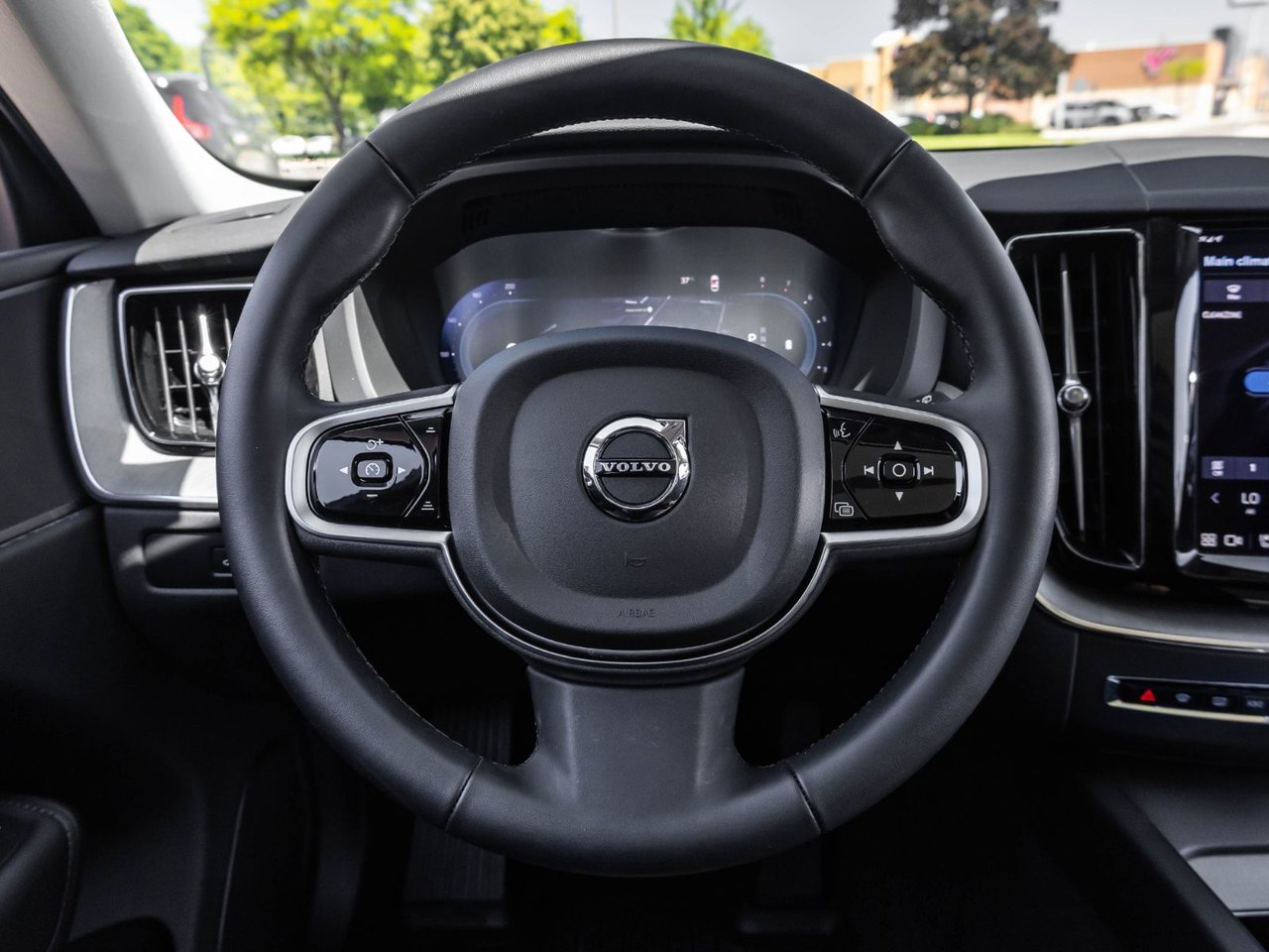 2025 Volvo XC60 Plus Dark Theme-9