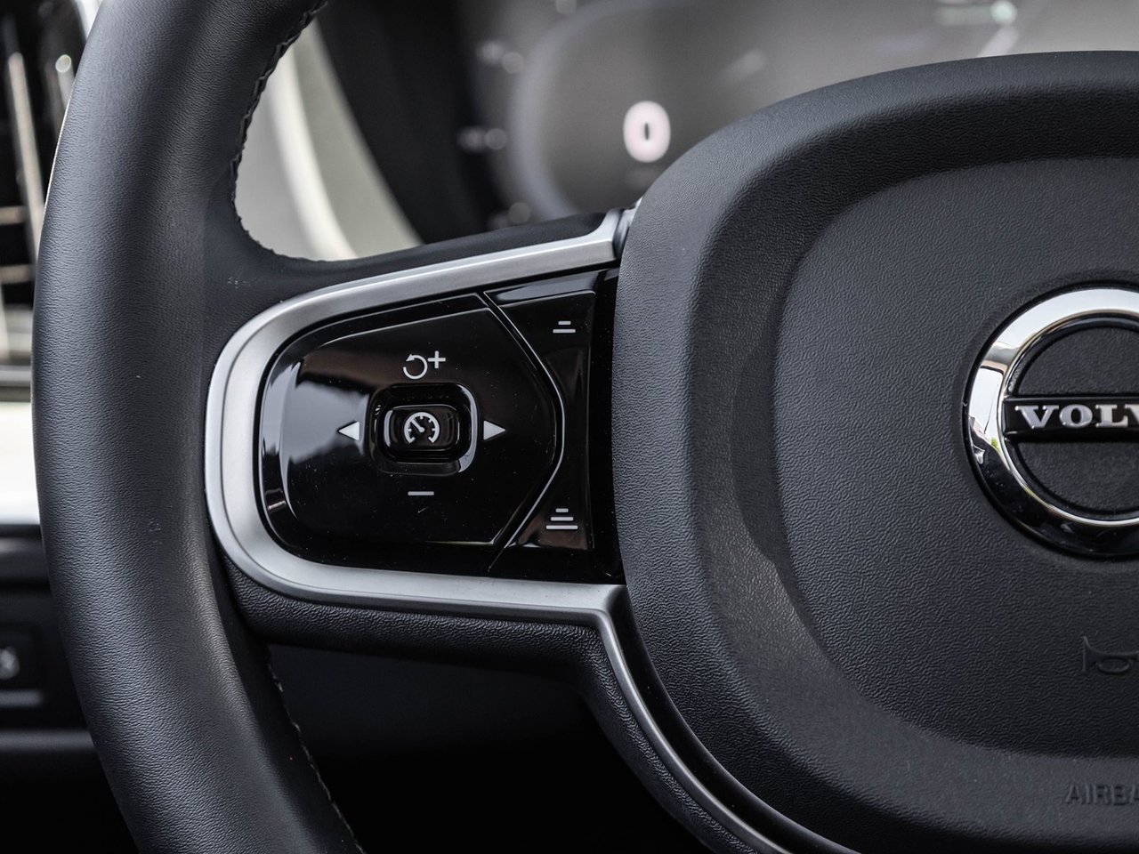2025 Volvo XC60 Plus Dark Theme-10