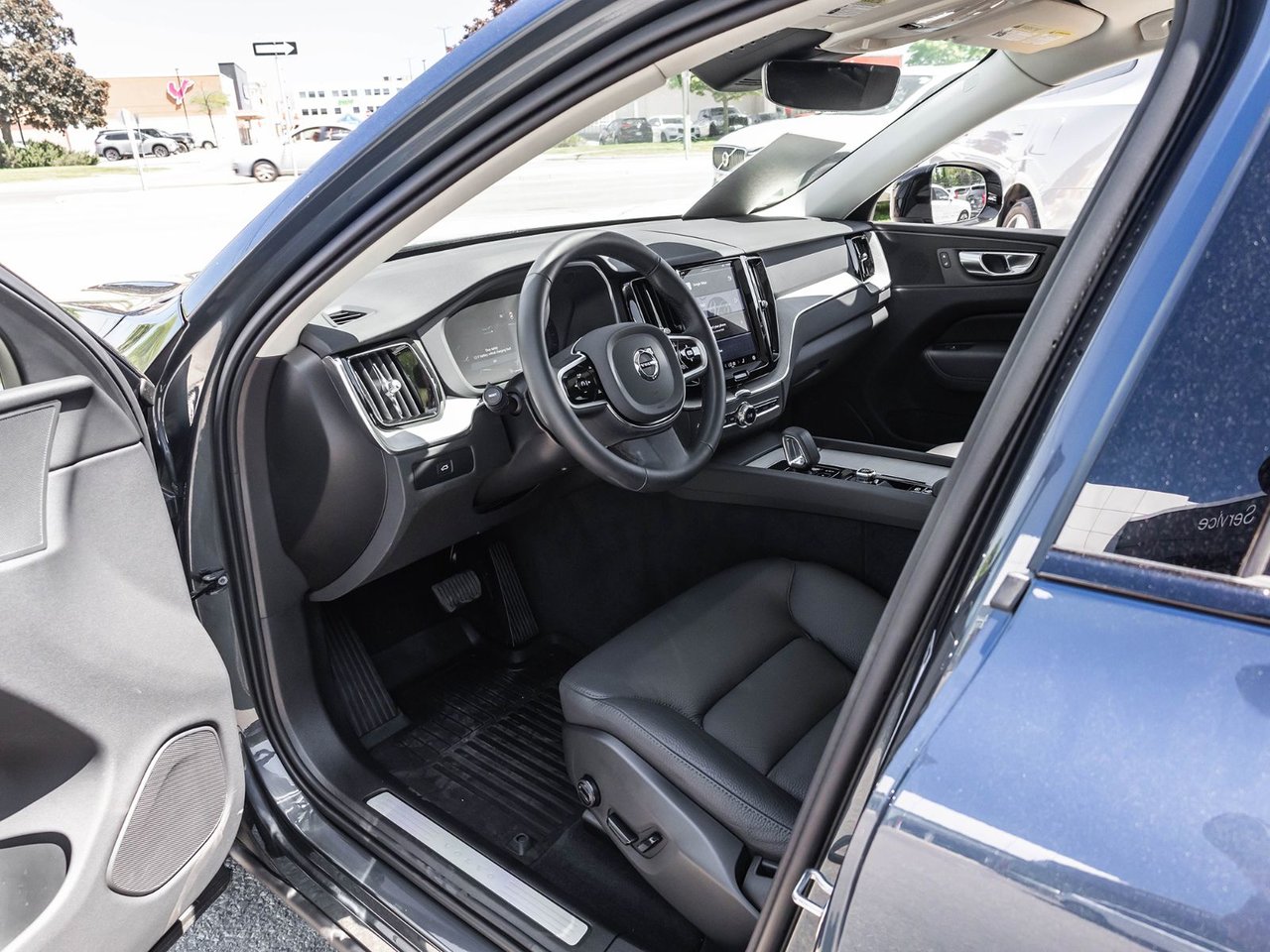 2025 Volvo XC60 Plus Dark Theme-8