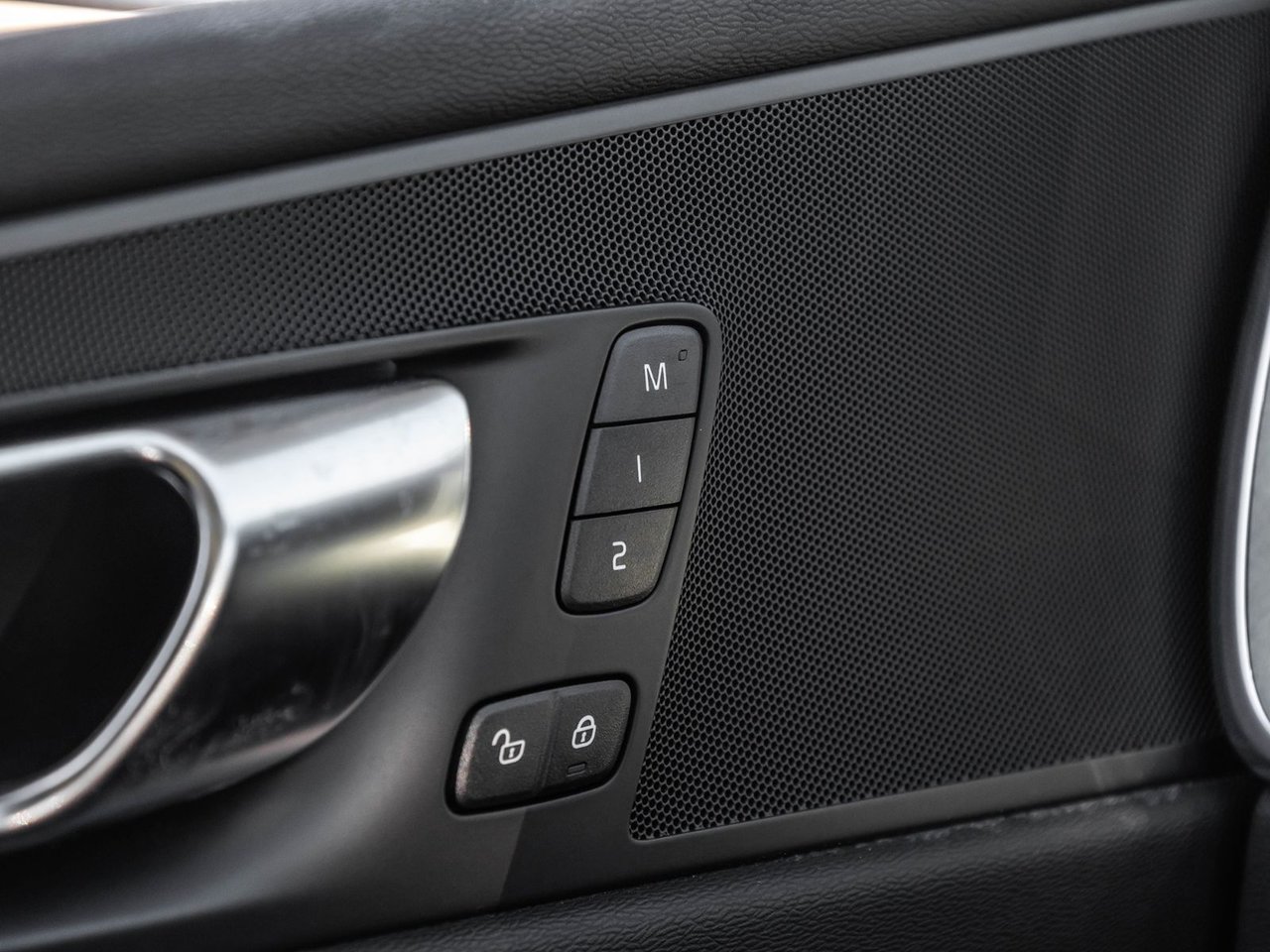 2025 Volvo XC60 Plus Dark Theme-16