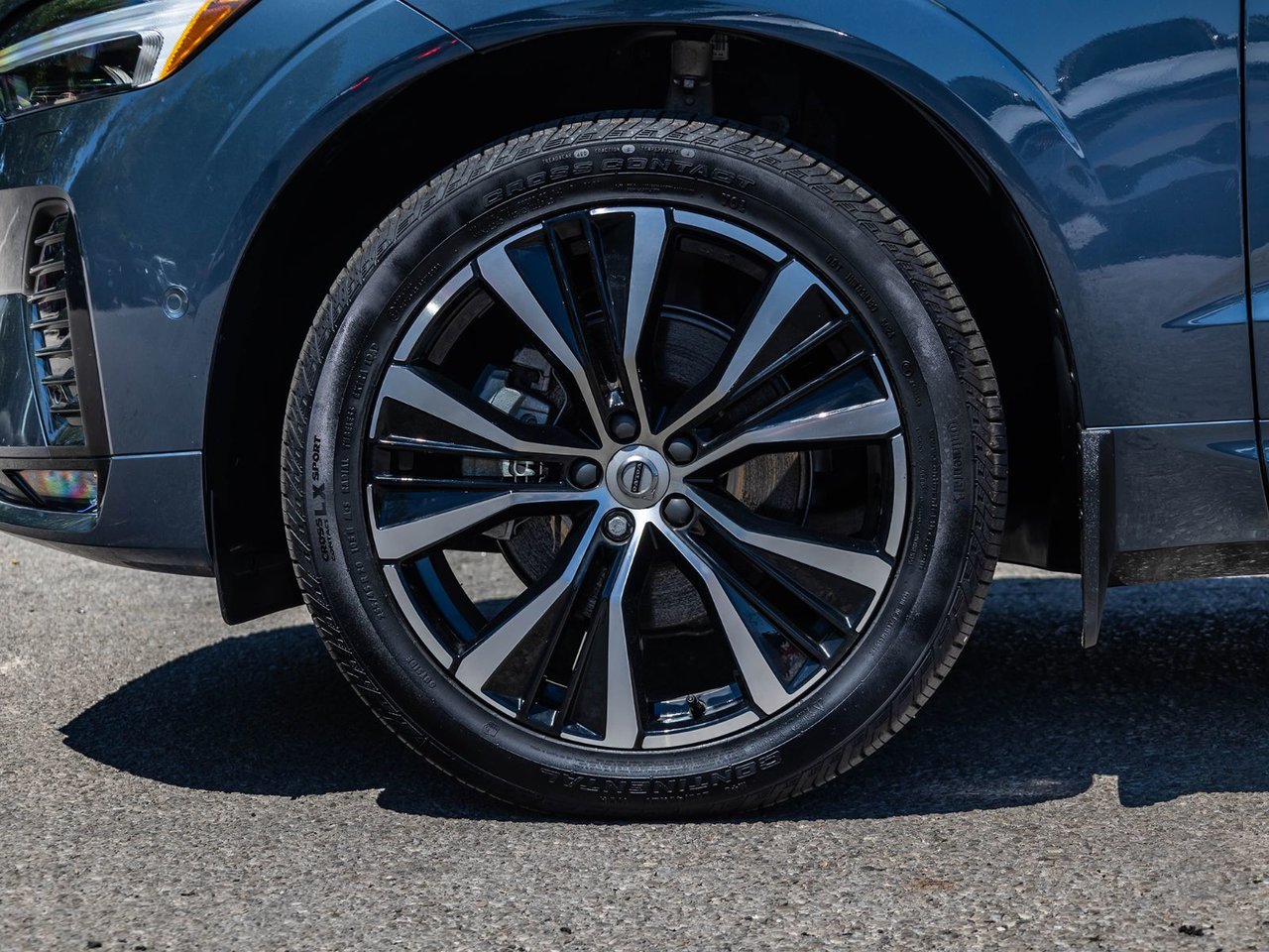 2025 Volvo XC60 Plus Dark Theme-3