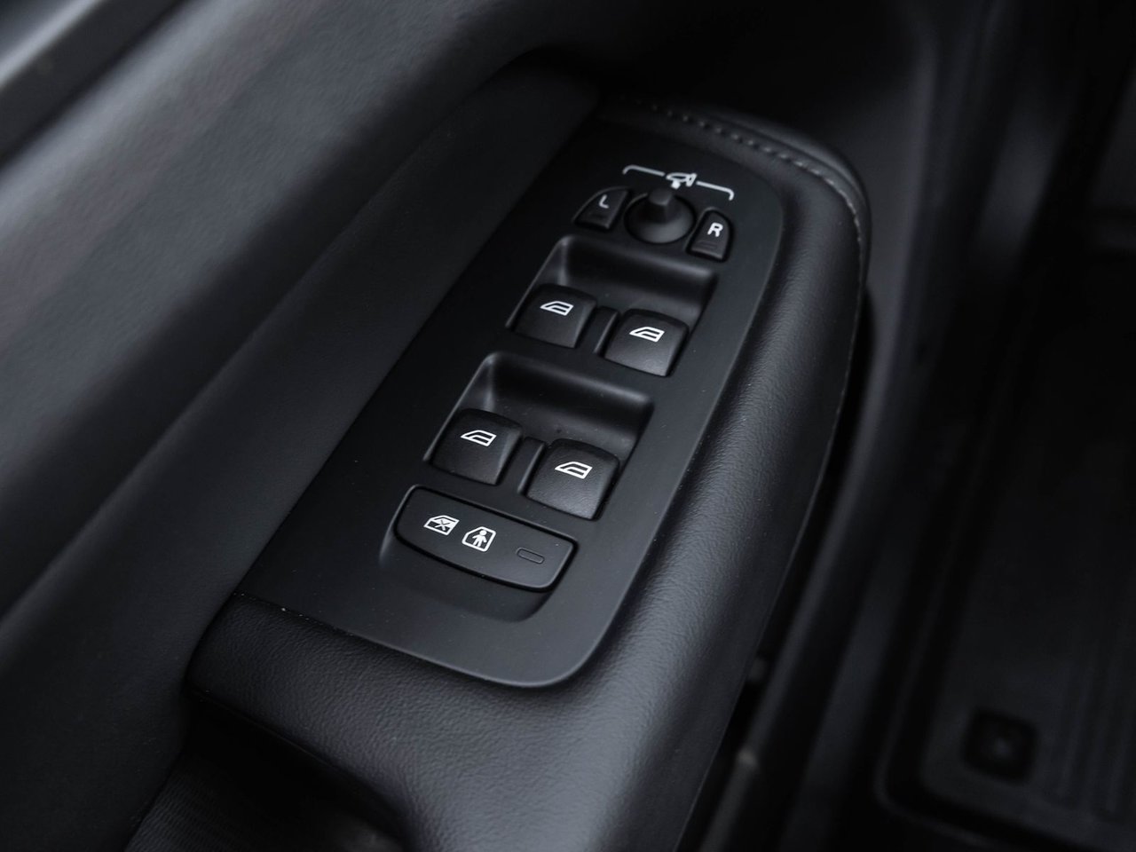 2025 Volvo XC60 Plus Dark Theme-17