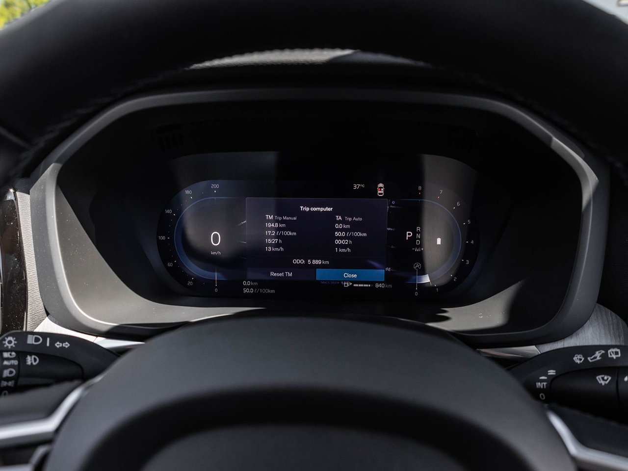 2025 Volvo XC60 Plus Dark Theme-12