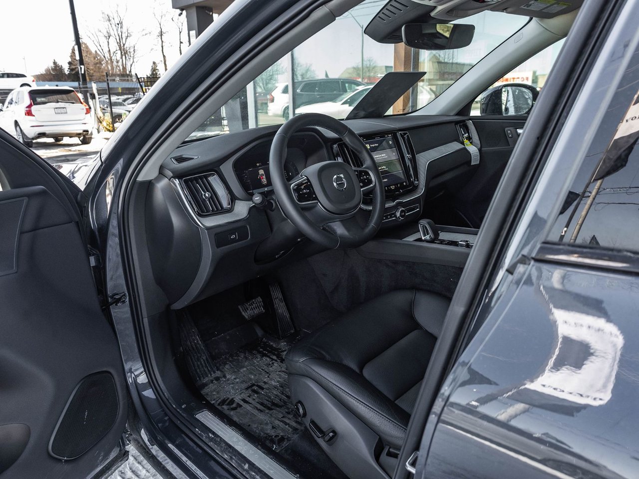 2025 Volvo XC60 Plus Dark Theme-8