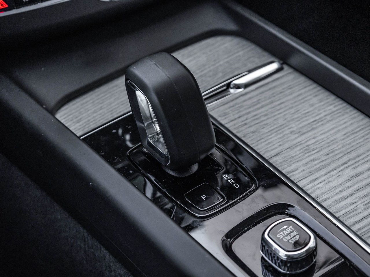 2025 Volvo XC60 Plus Dark Theme-19