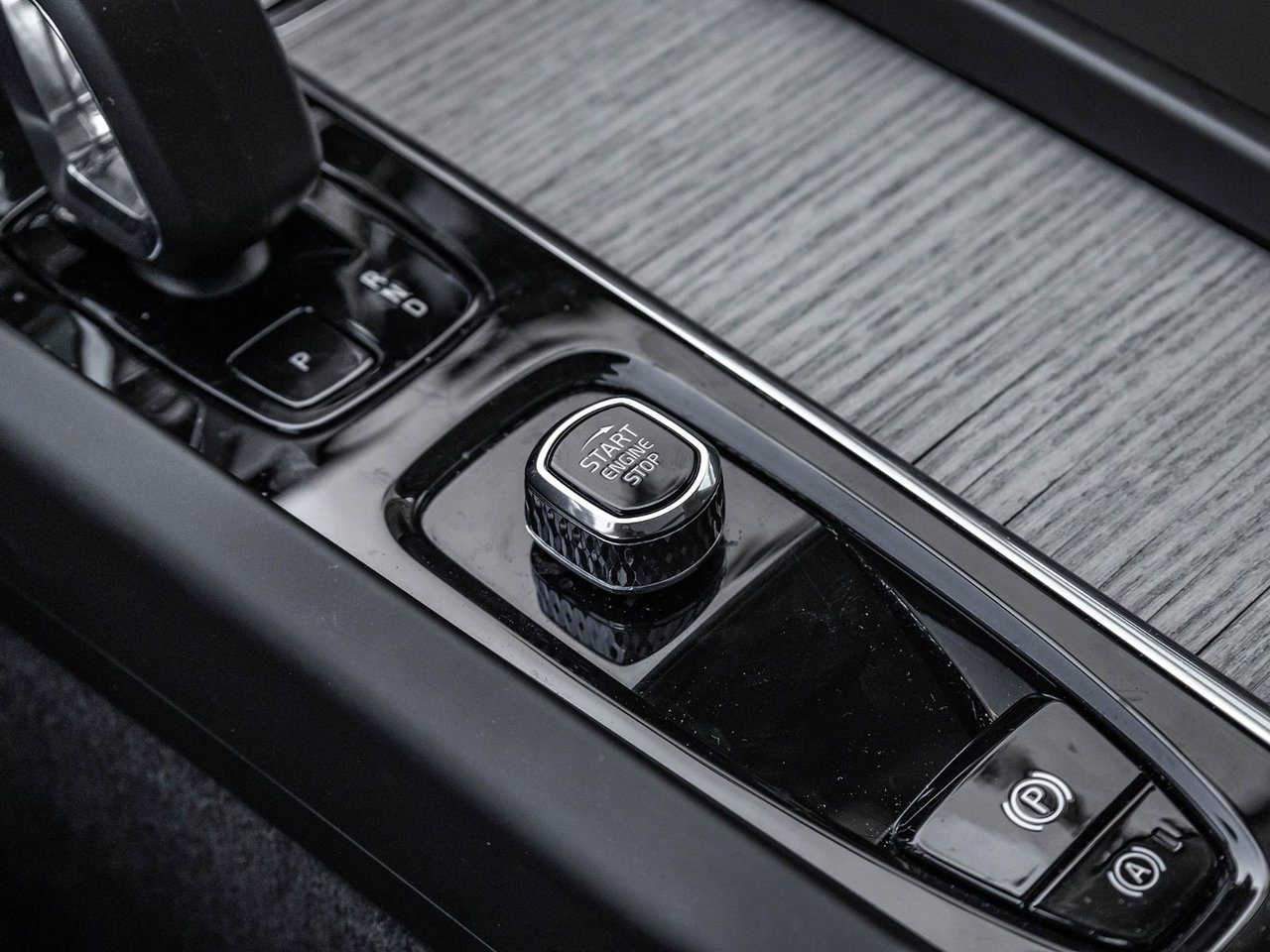 2025 Volvo XC60 Plus Dark Theme-18