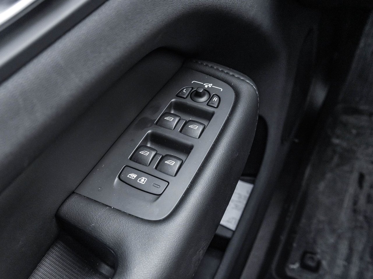 2025 Volvo XC60 Plus Dark Theme-16