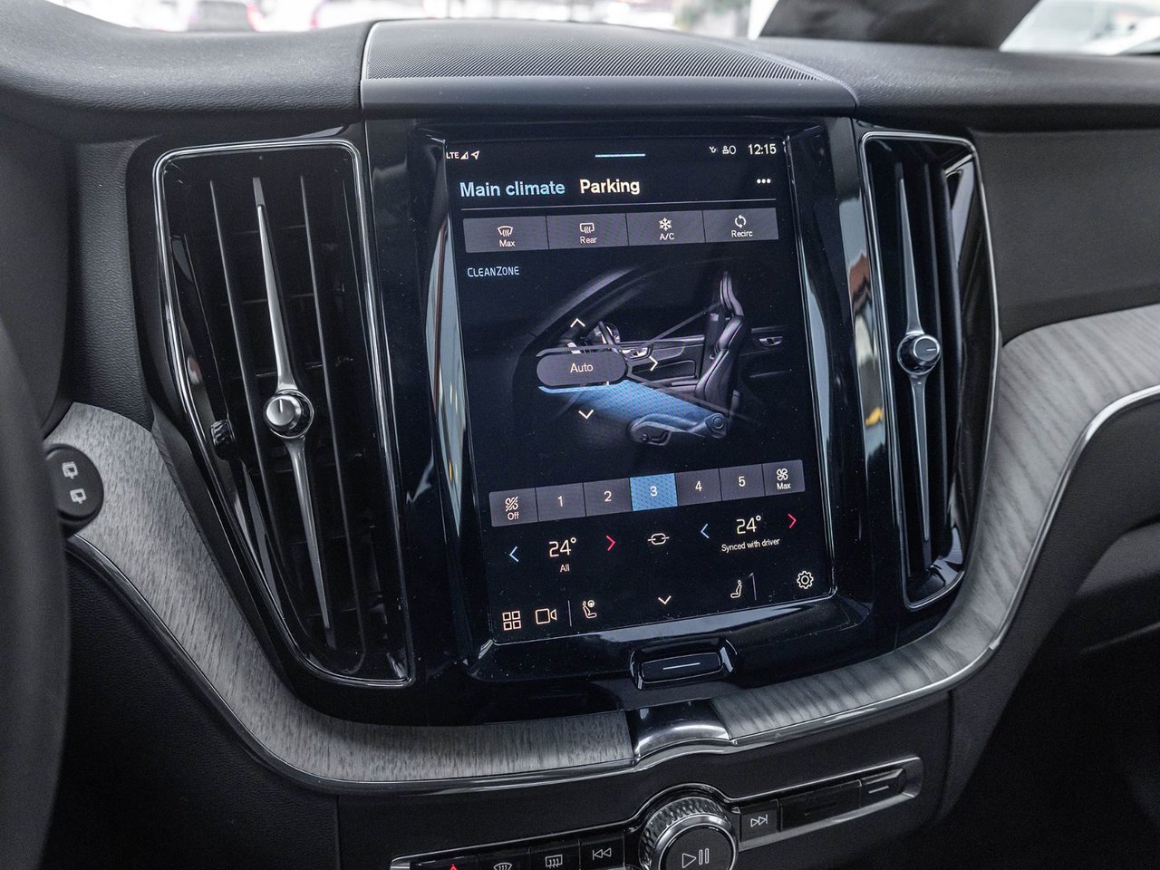 2025 Volvo XC60 Plus Dark Theme-21