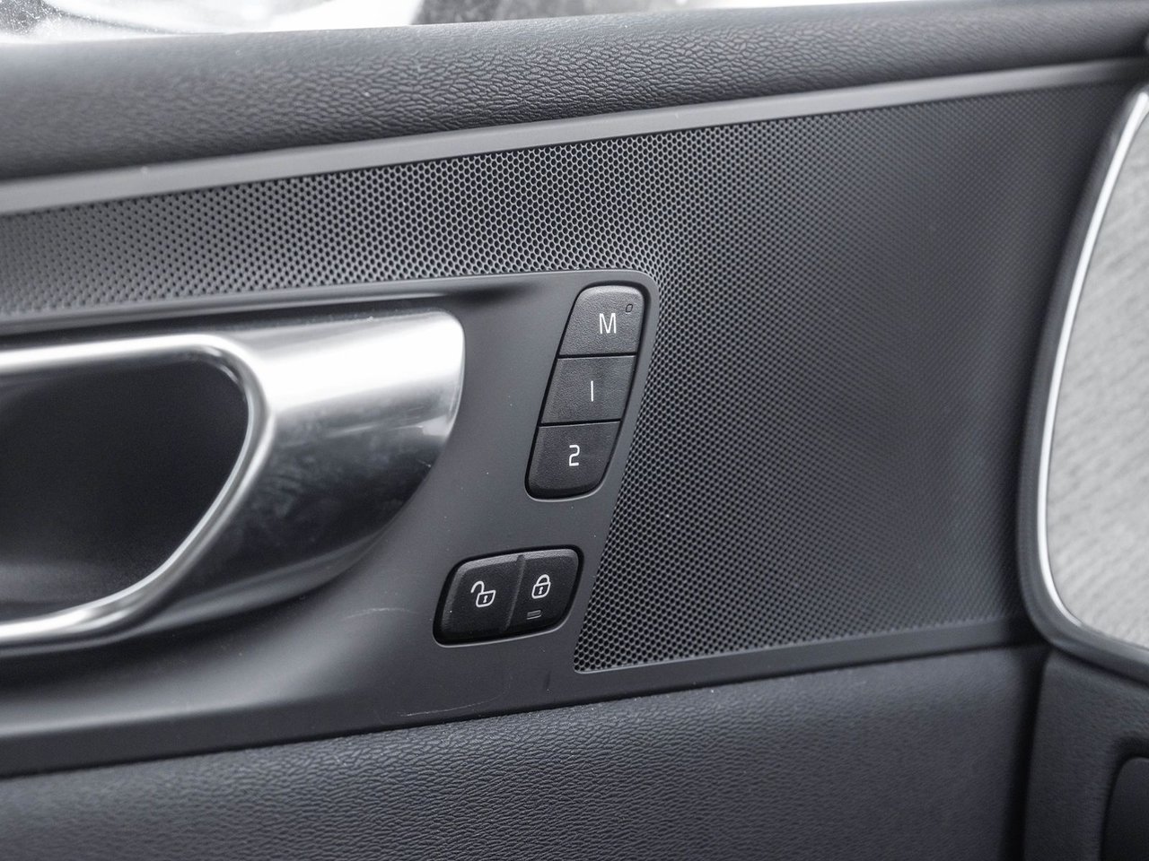 2025 Volvo XC60 Plus Dark Theme-17