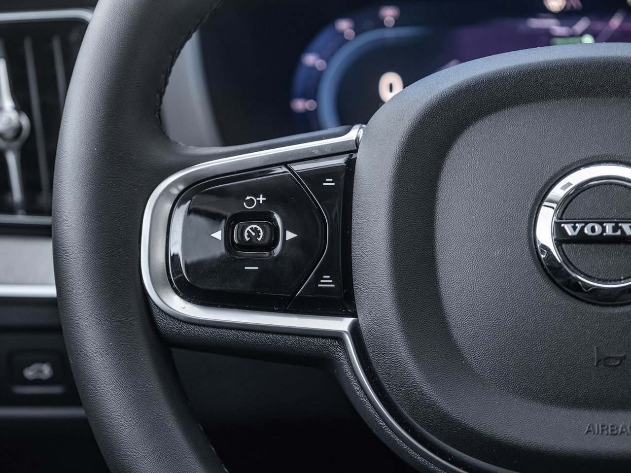 2025 Volvo XC60 Plus Dark Theme-10