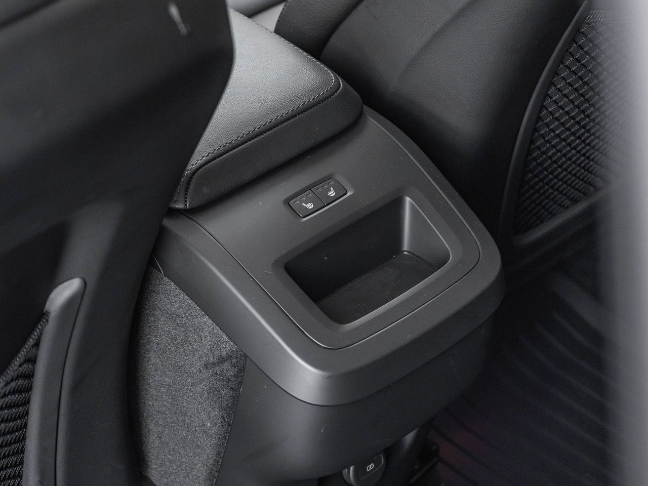 2025 Volvo XC60 Plus Dark Theme-27