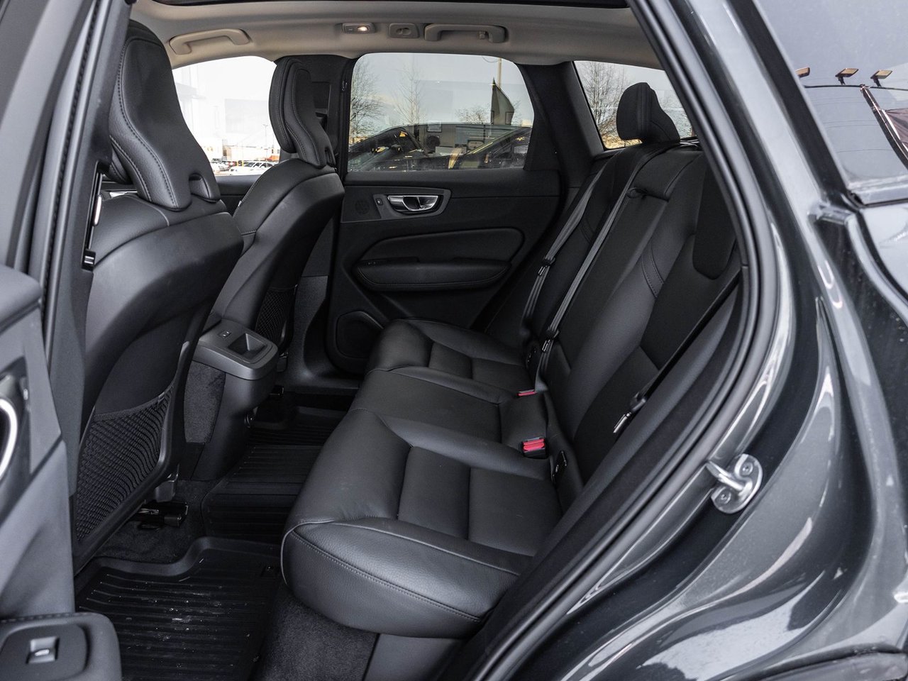 2025 Volvo XC60 Plus Dark Theme-26