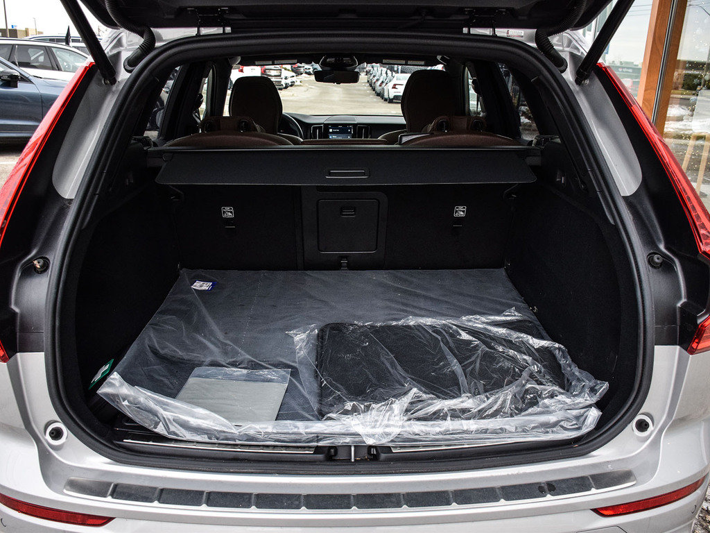 2025 Volvo XC60 Plus Dark Theme-8