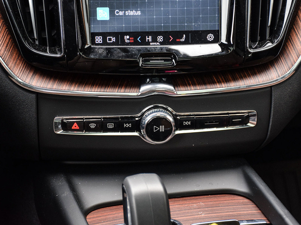 2025 Volvo XC60 Plus Dark Theme-17