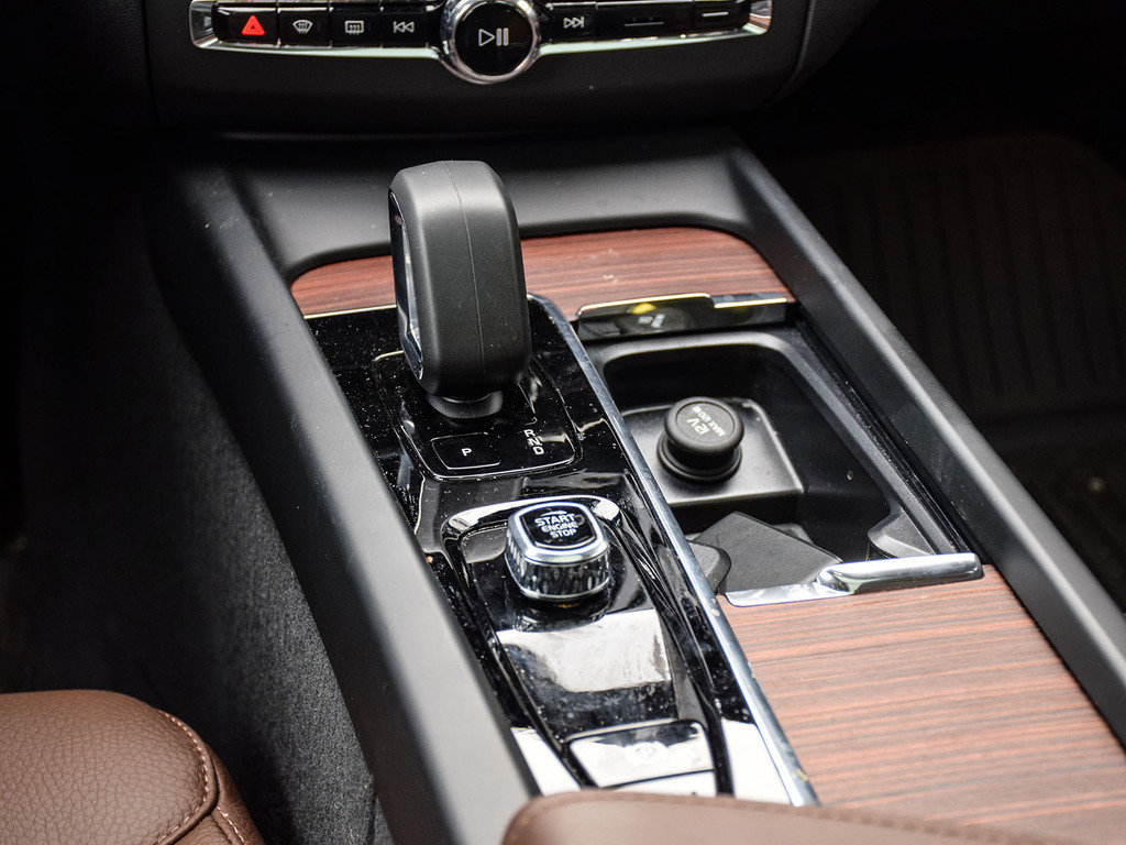 2025 Volvo XC60 Plus Dark Theme-18