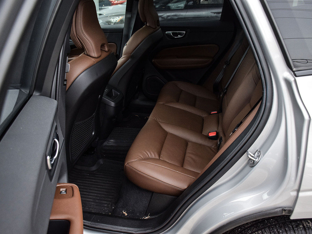 2025 Volvo XC60 Plus Dark Theme-9