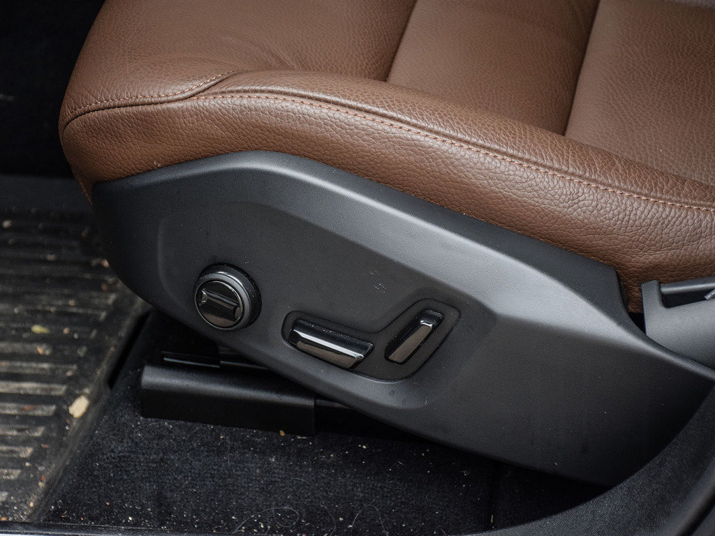 2025 Volvo XC60 Plus Dark Theme-21