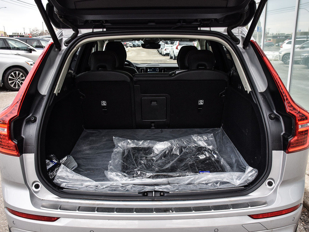 2025 Volvo XC60 Plus Dark Theme-8