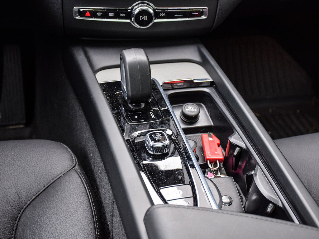 2025 Volvo XC60 Plus Dark Theme-18