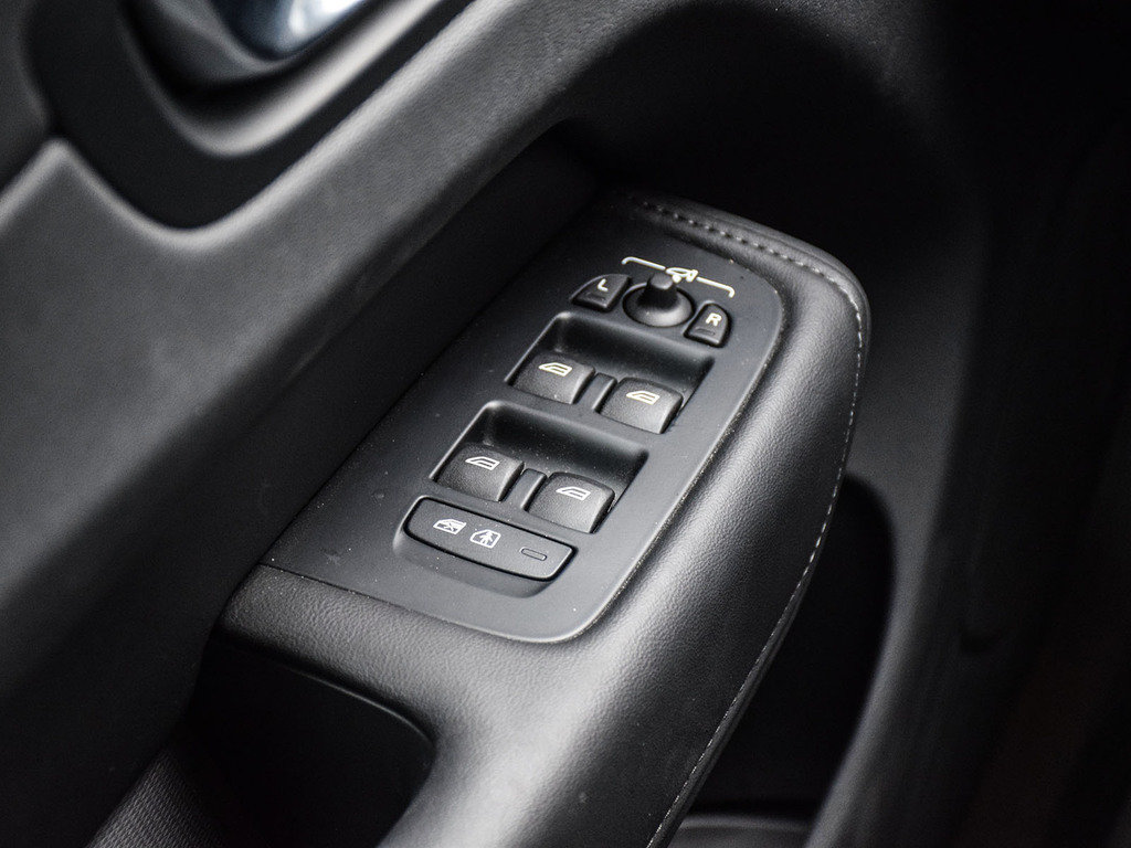 2025 Volvo XC60 Plus Dark Theme-11