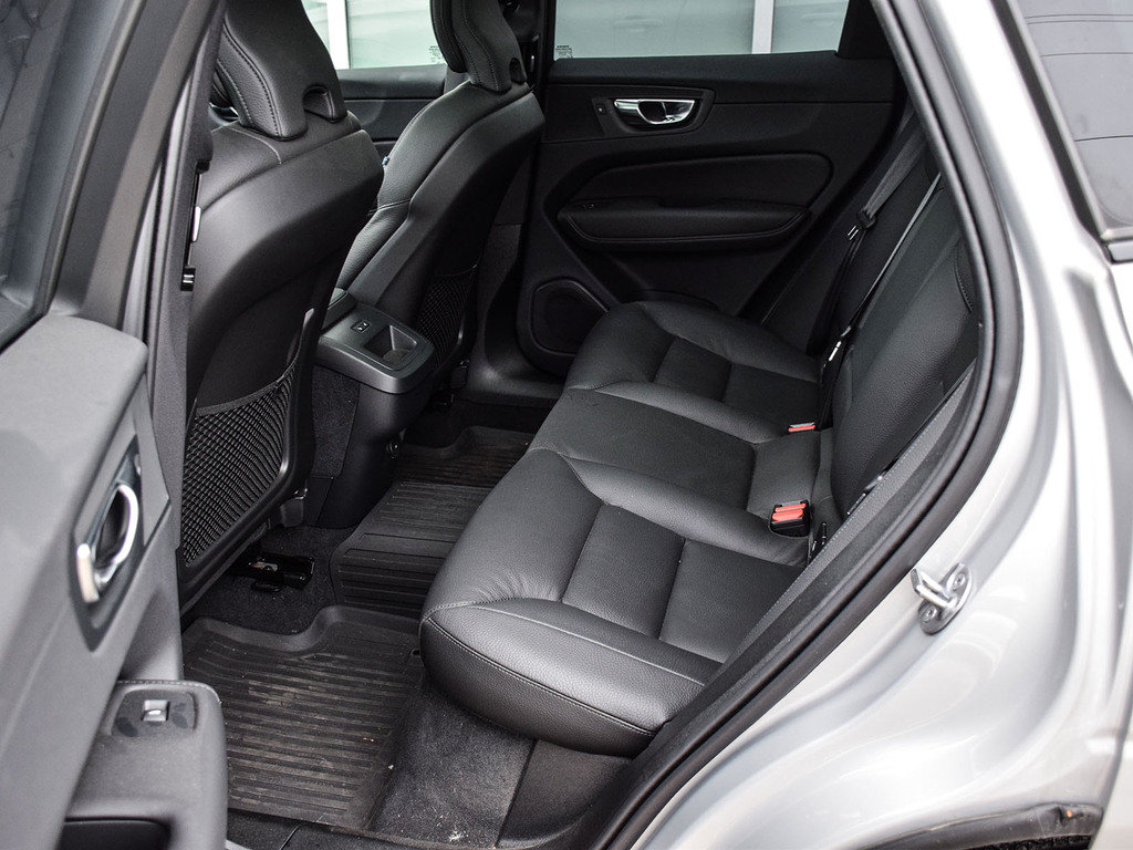 2025 Volvo XC60 Plus Dark Theme-9