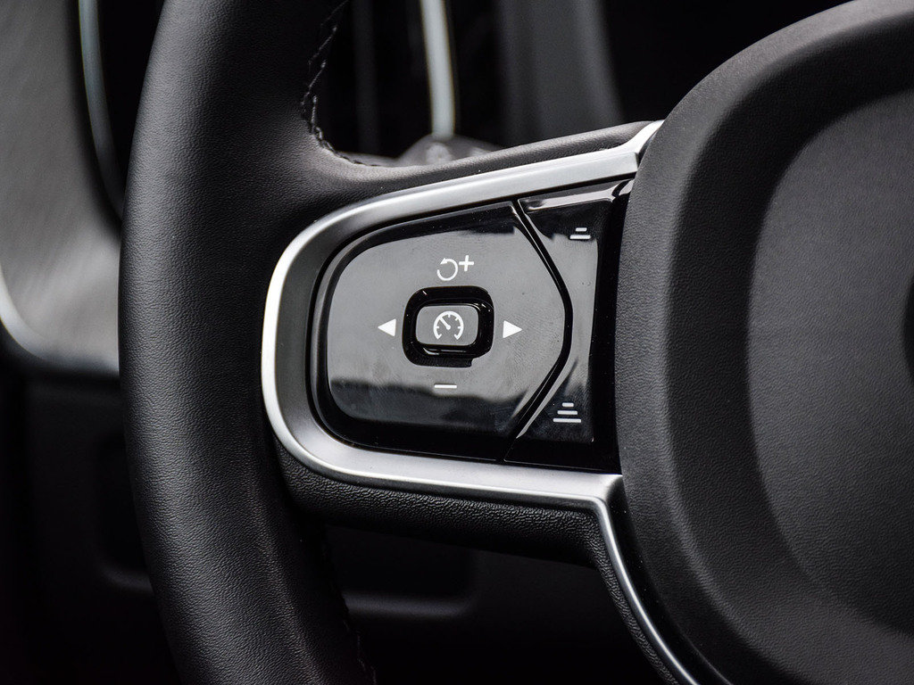 2025 Volvo XC60 Plus Dark Theme-13