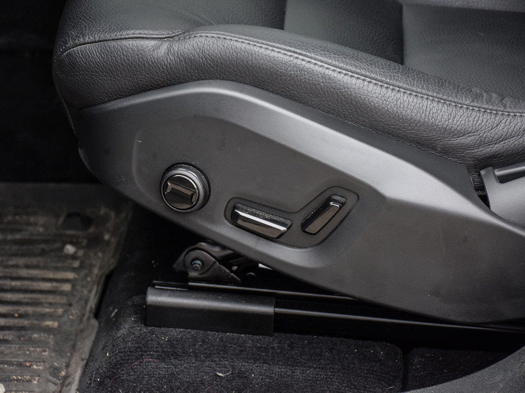 2025 Volvo XC60 Plus Dark Theme-21