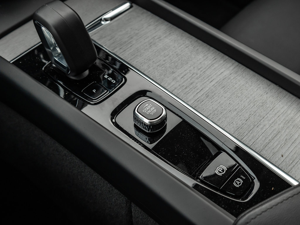 2025 Volvo XC60 Plus Dark Theme-15