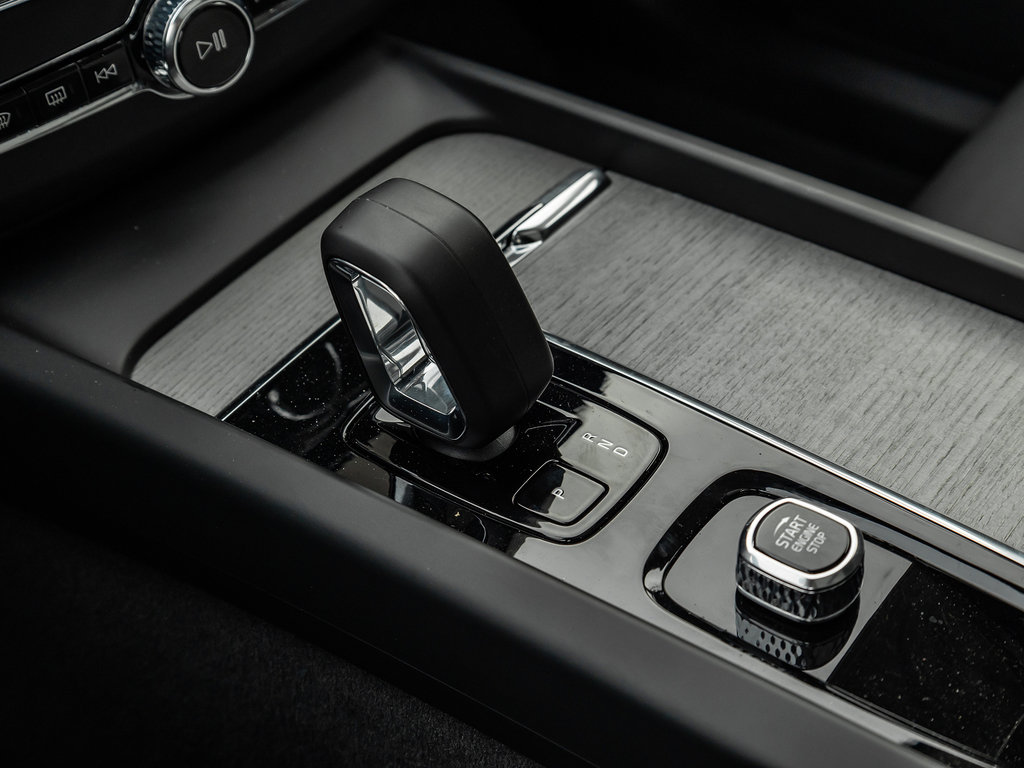 2025 Volvo XC60 Plus Dark Theme-16