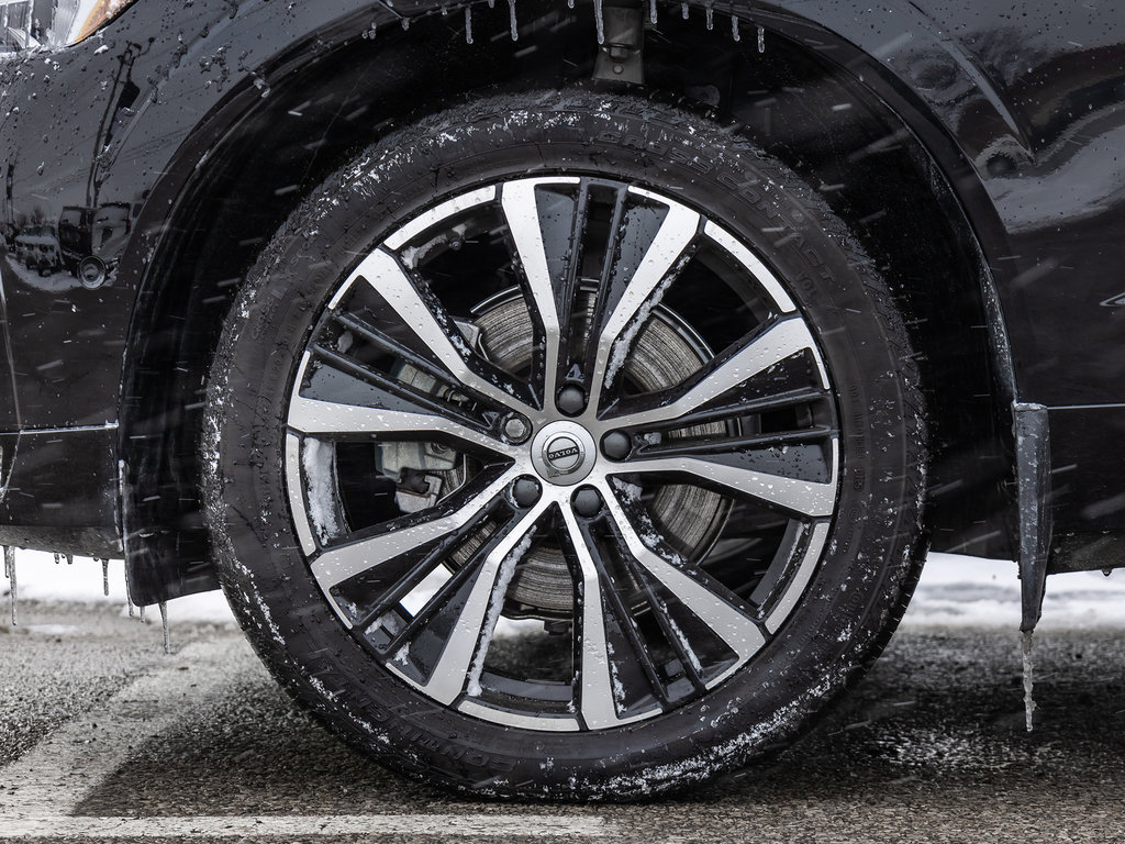 2025 Volvo XC60 Plus Dark Theme-3