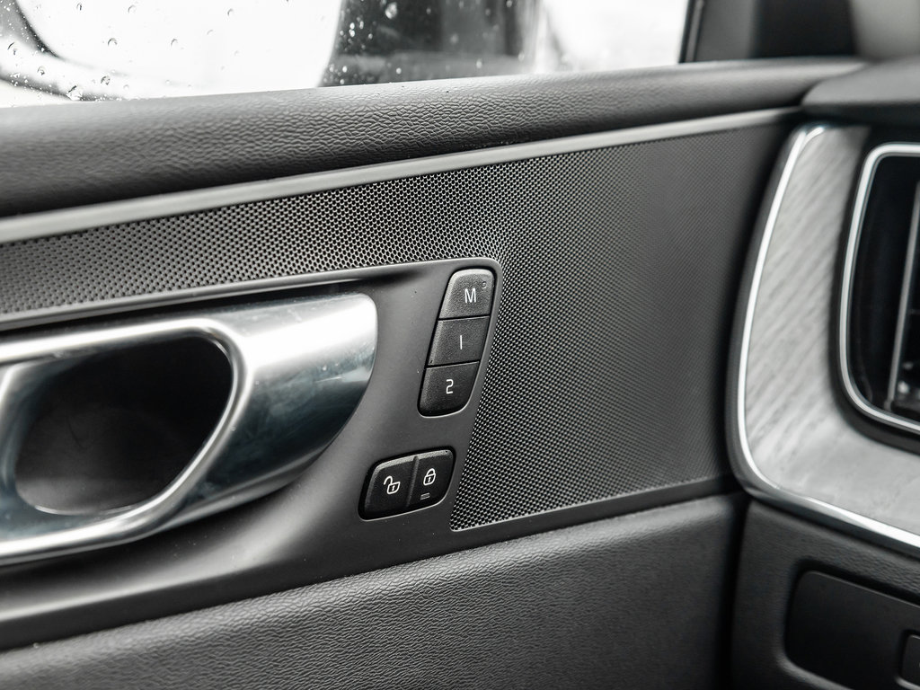 2025 Volvo XC60 Plus Dark Theme-14