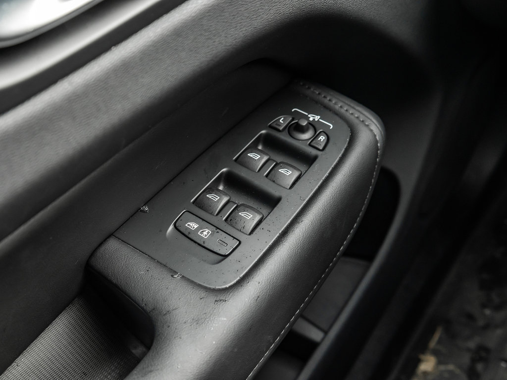 2025 Volvo XC60 Plus Dark Theme-13