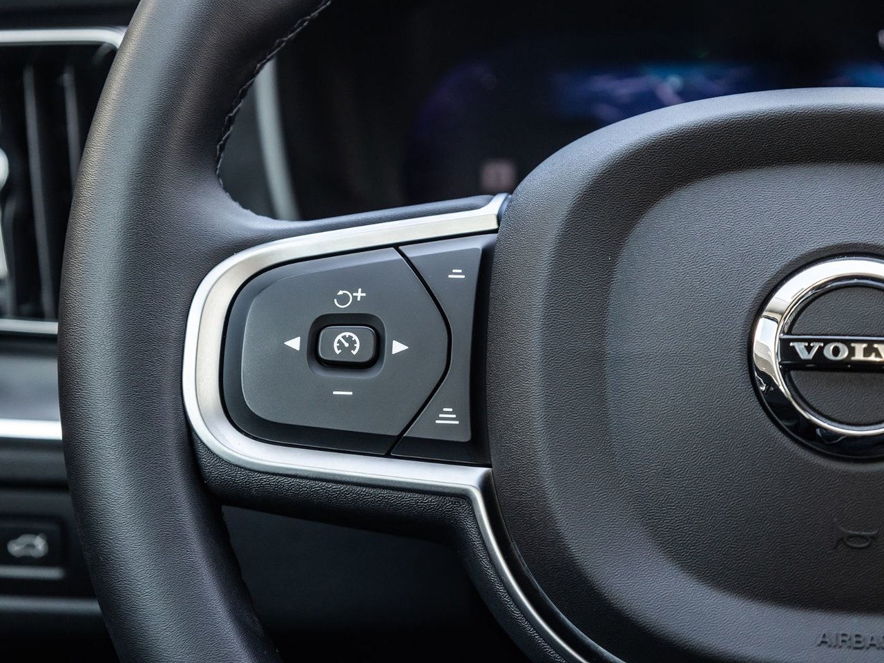 2025 Volvo XC60 Core Dark Theme-10