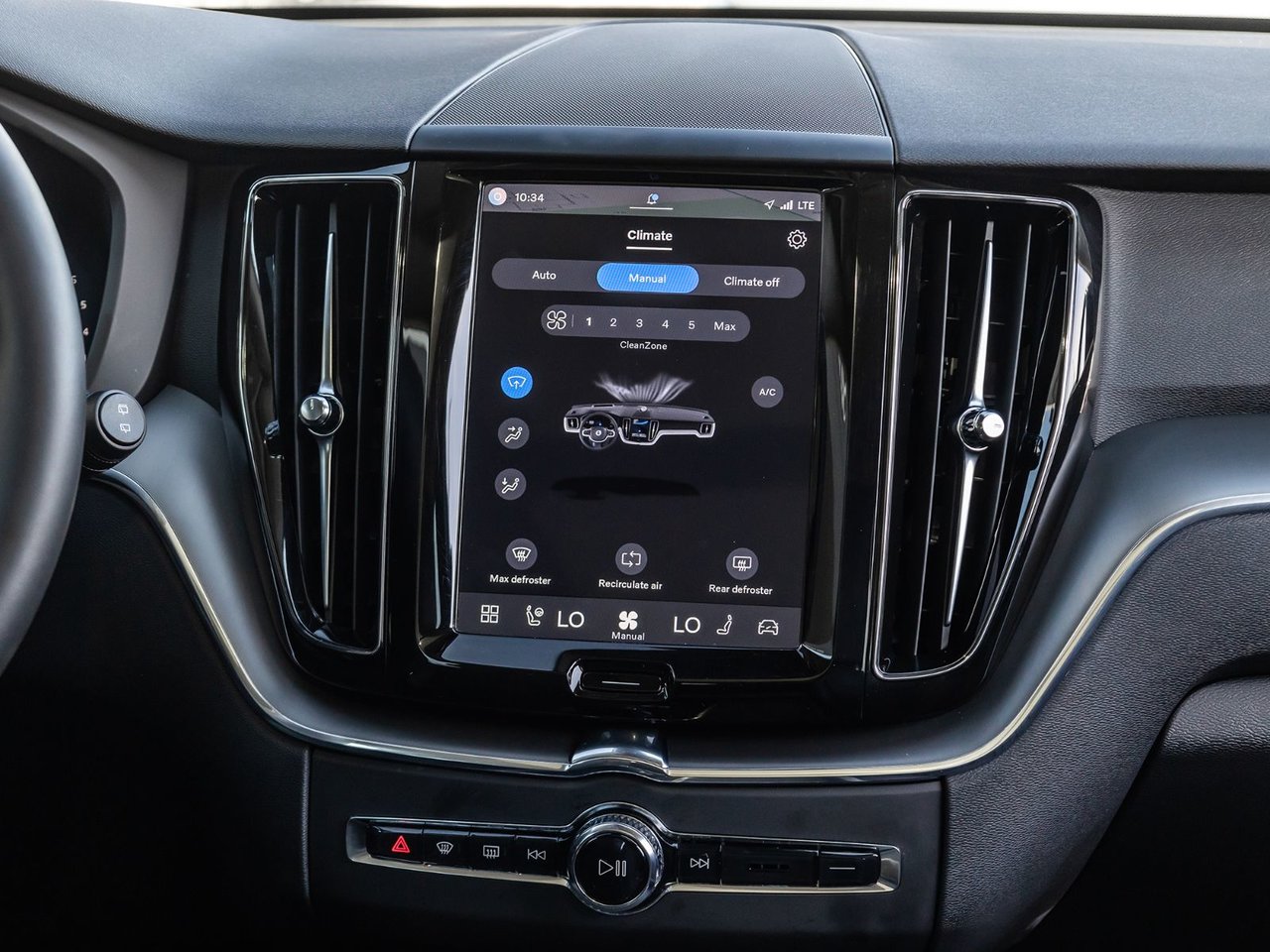 2025 Volvo XC60 Core Dark Theme-26