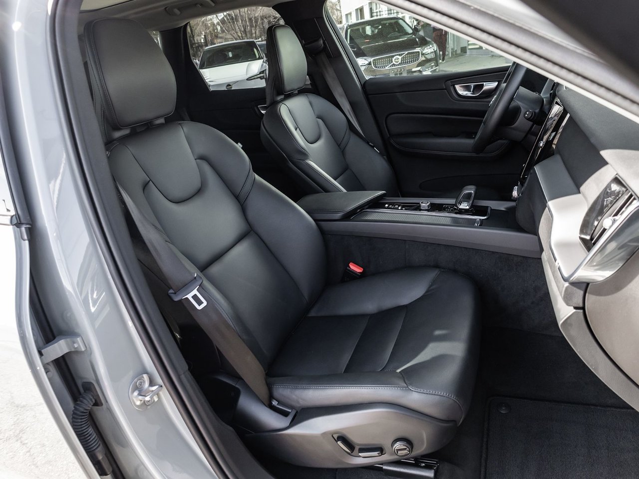 2025 Volvo XC60 Core Dark Theme-23