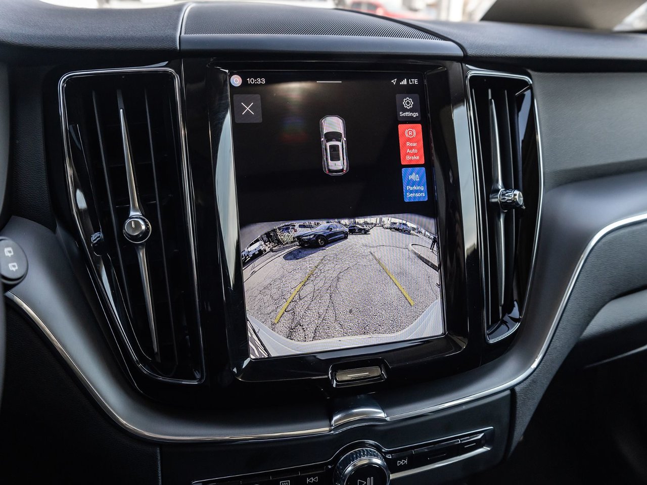 2025 Volvo XC60 Core Dark Theme-13