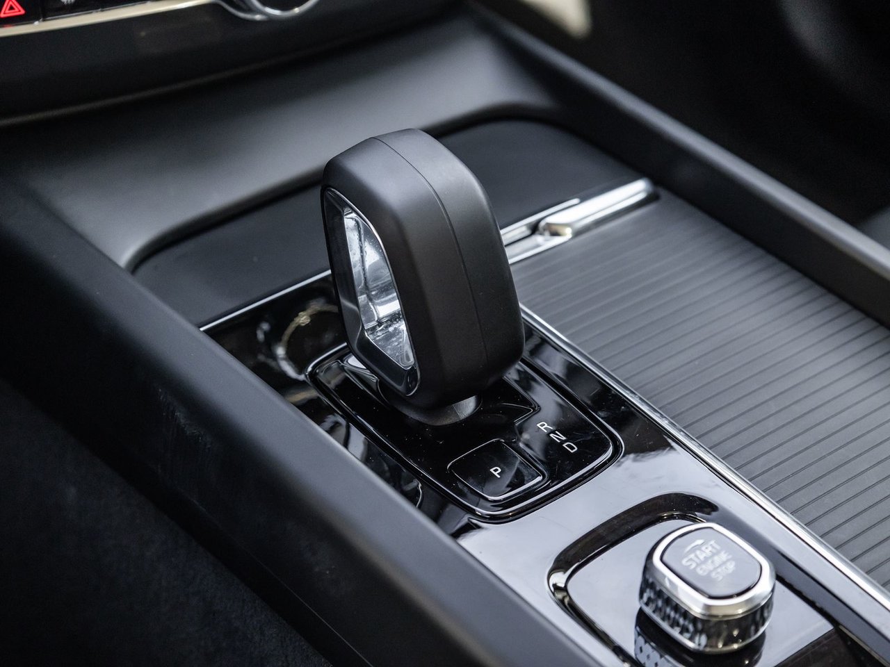 2025 Volvo XC60 Core Dark Theme-17