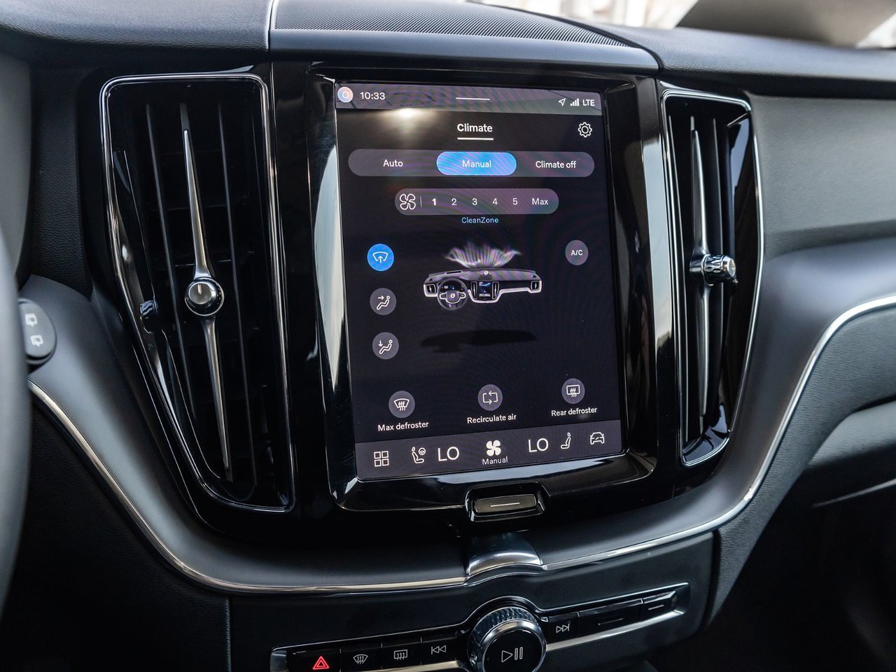 2025 Volvo XC60 Core Dark Theme-20