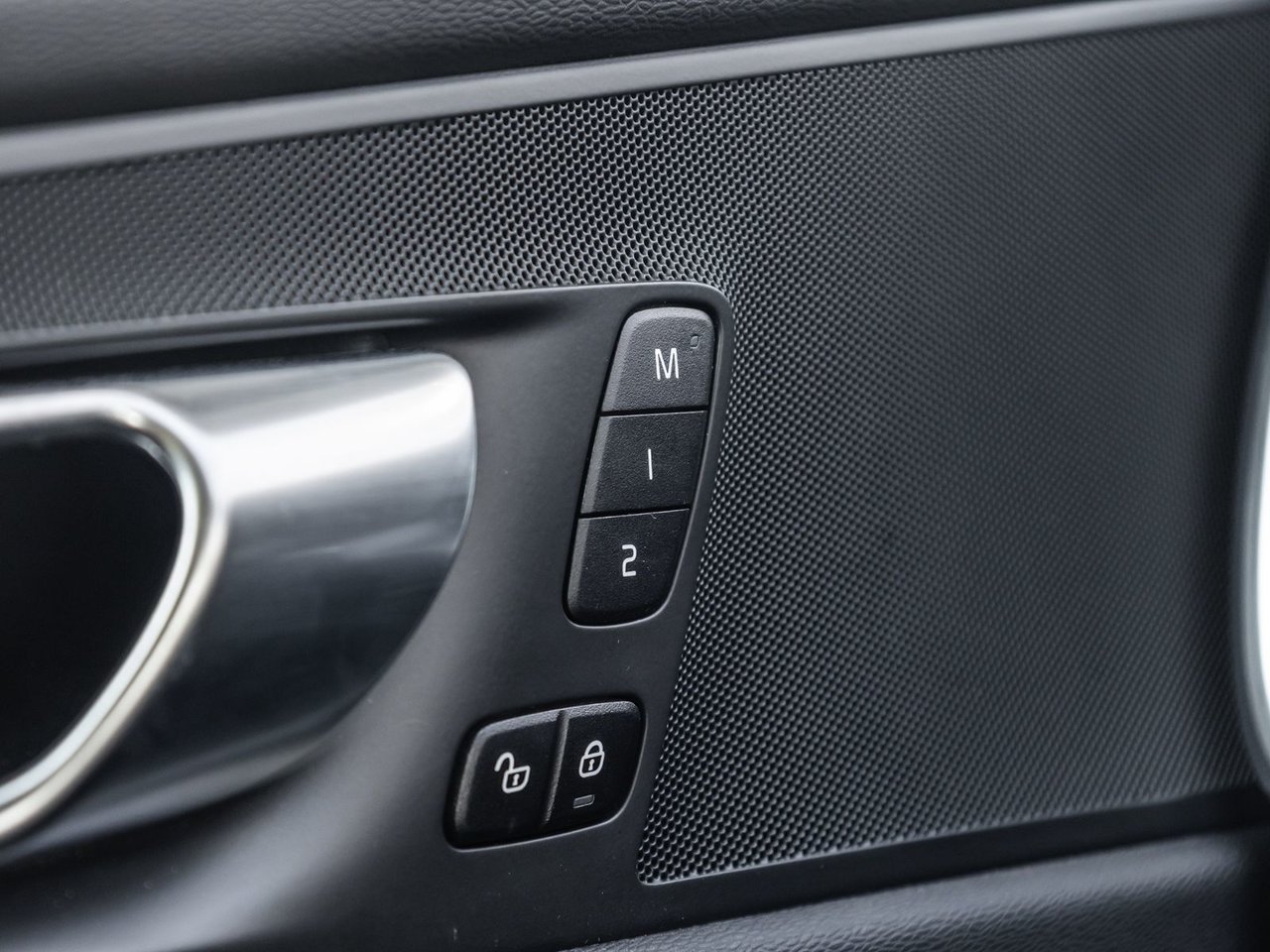 2025 Volvo XC60 Core Dark Theme-15