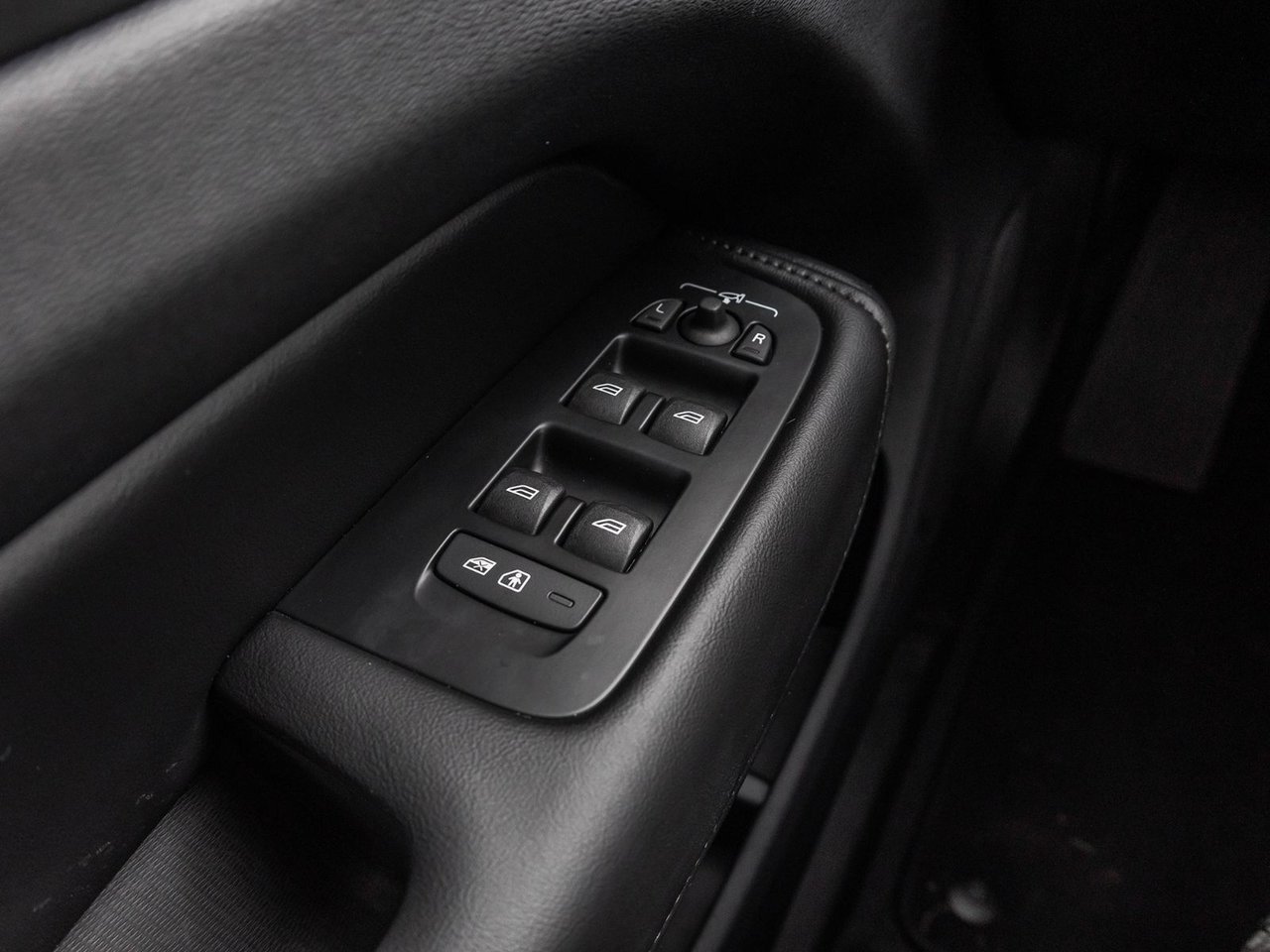 2025 Volvo XC60 Plus Dark Theme-11