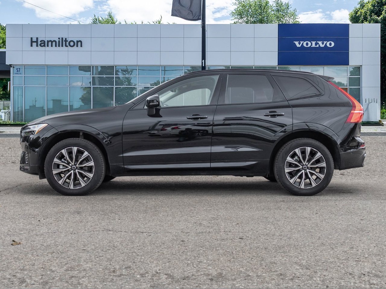 2025 Volvo XC60 Plus Dark Theme-3
