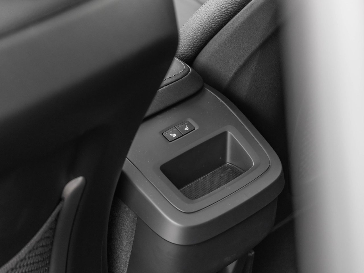 2025 Volvo XC60 Plus Dark Theme-27