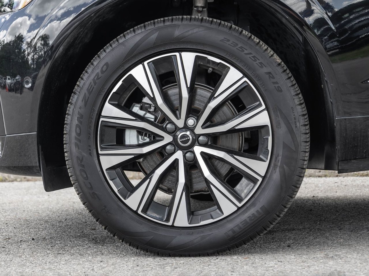 2025 Volvo XC60 Plus Dark Theme-3