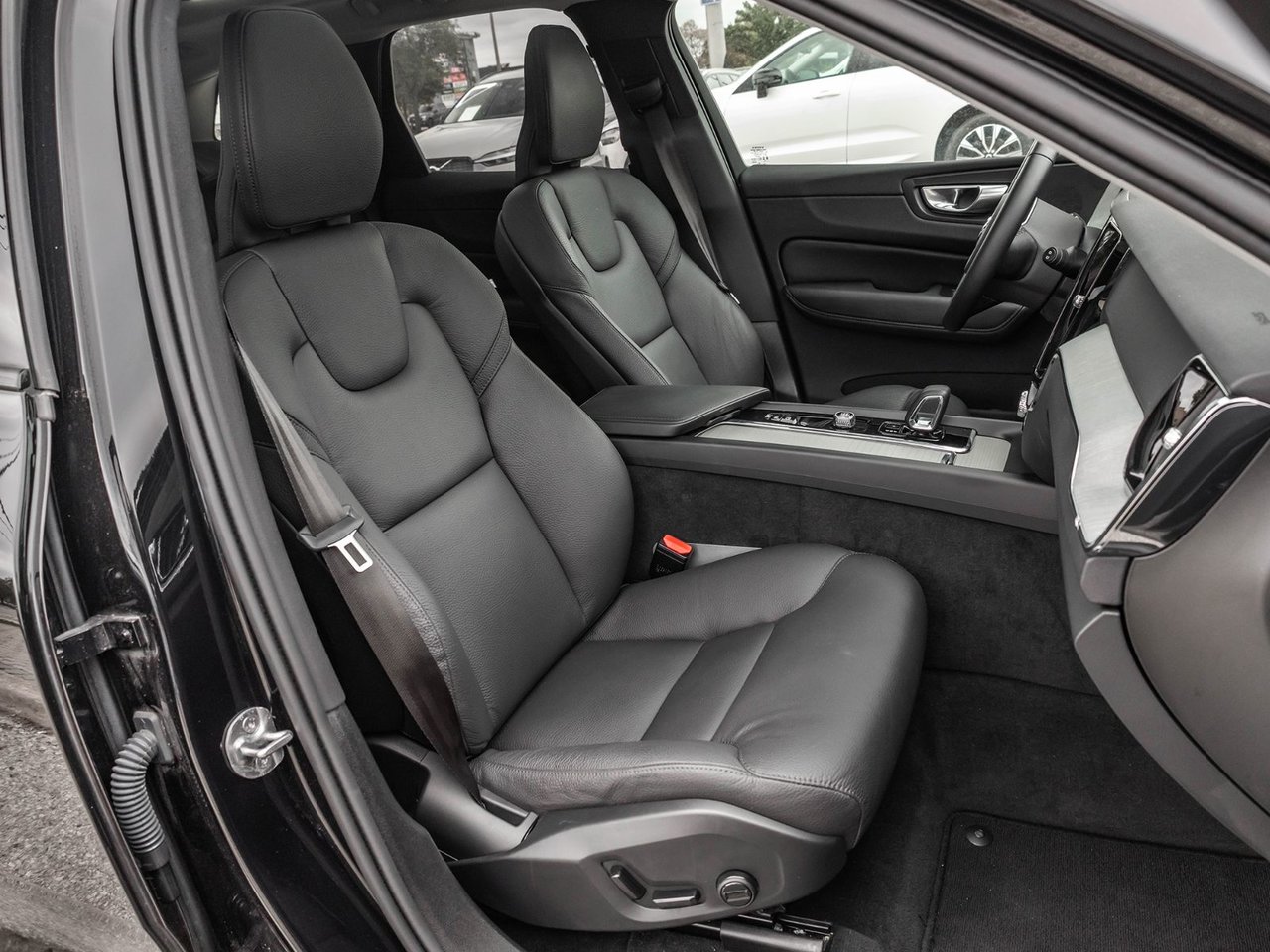 2025 Volvo XC60 Plus Dark Theme-25