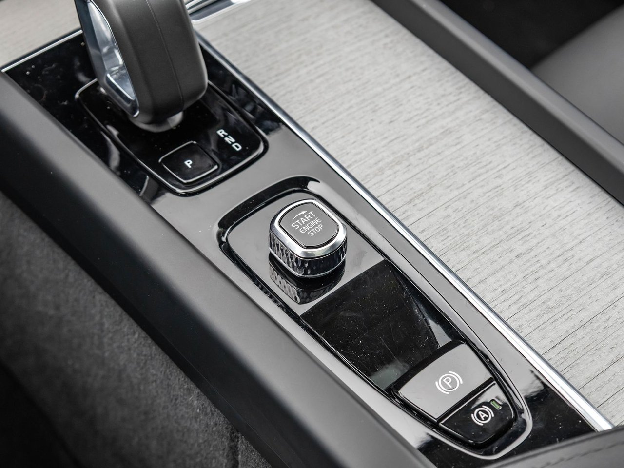 2025 Volvo XC60 Plus Dark Theme-19