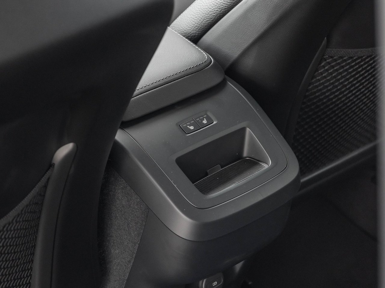 2025 Volvo XC60 Plus Dark Theme-27