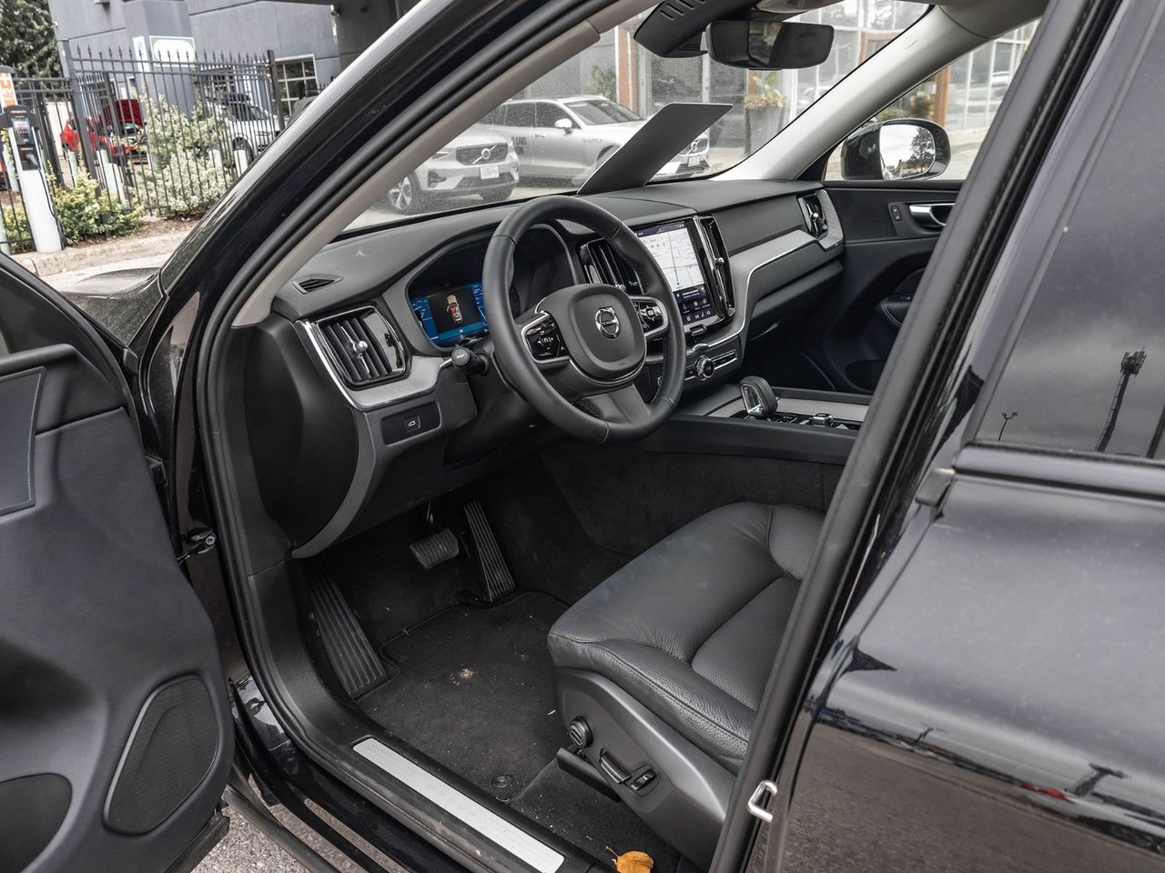2025 Volvo XC60 Plus Dark Theme-9