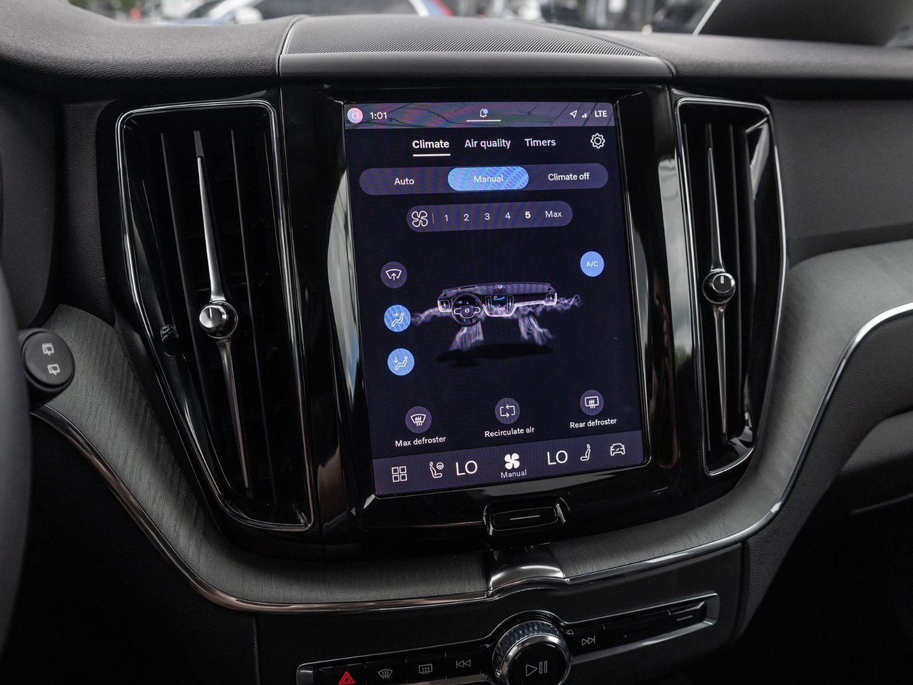 2025 Volvo XC60 Plus Dark Theme-19