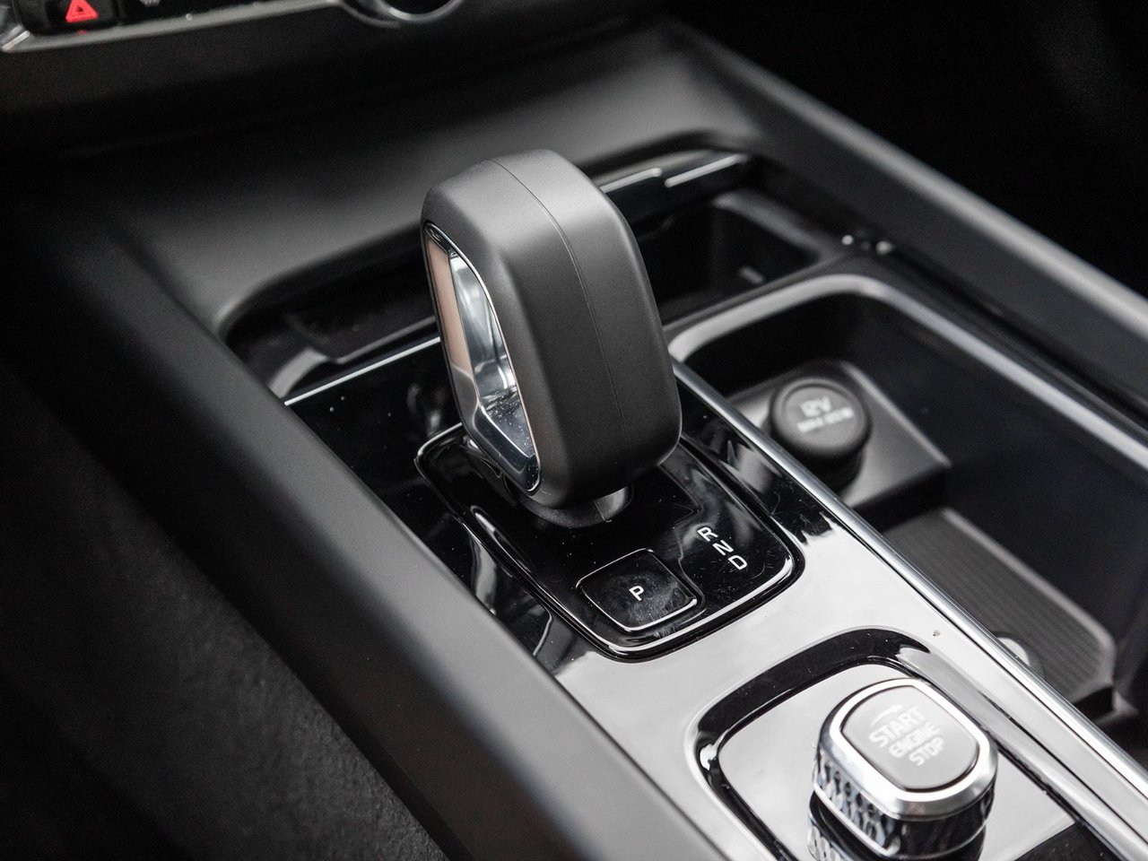 2025 Volvo XC60 Plus Dark Theme-13