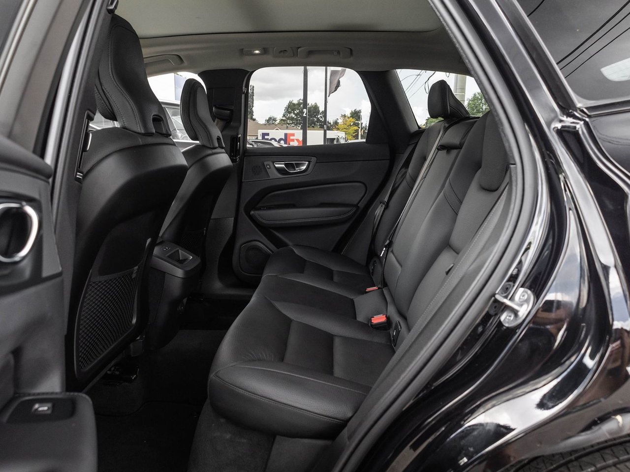 2025 Volvo XC60 Plus Dark Theme-26